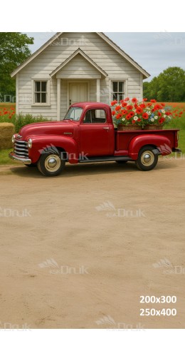 Tło fotograficzne „Czerwony retro pickup z makami przed białym domkiem” | E_748